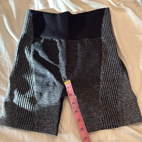 Ombre Seamless Ultra High-Waisted 6" Short - Picture 4 of 5